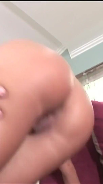 Stunning moment from "Brunette Notgeile Milf bekommt weissen riesen Schwanz zum Ficken"