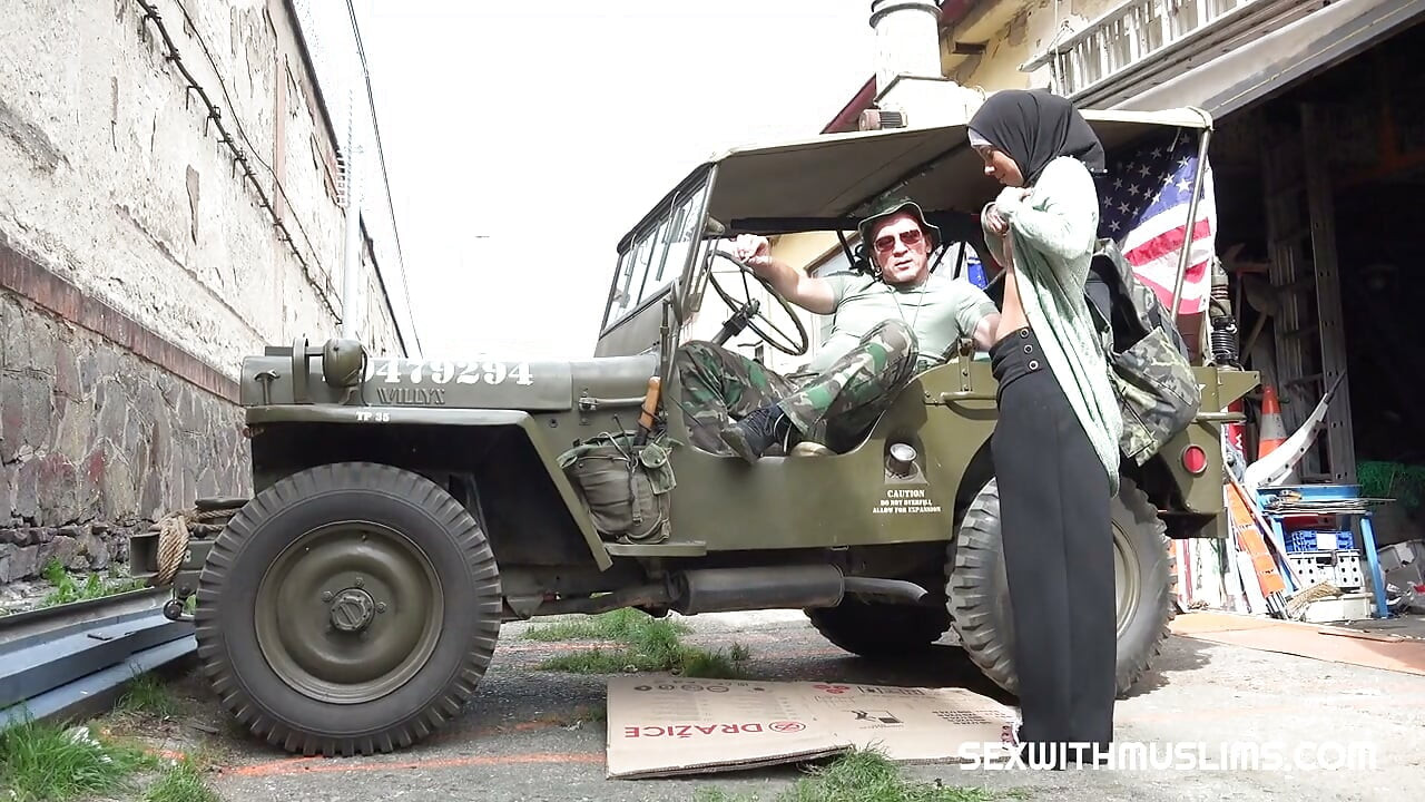 سرباز هورنی با زن کوچولویی که حجاب داشت