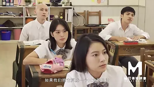Model tv - fofa asiática adolescente é fodida na sala de aula