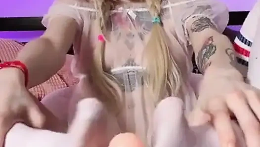 Küçük sarışın ayakla mastürbasyon yapıyor