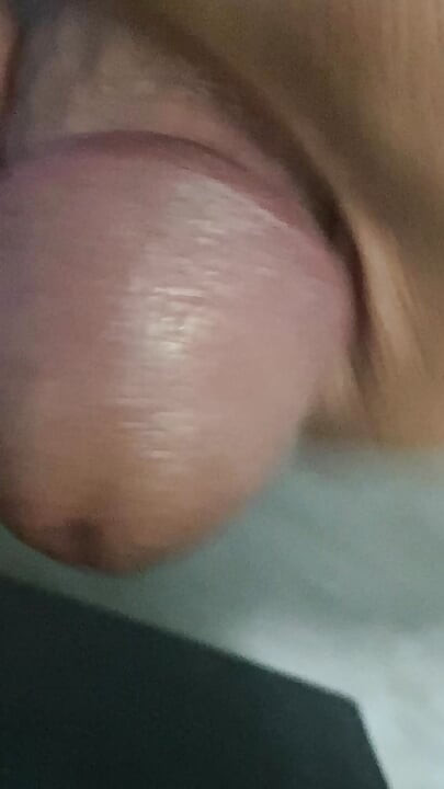 En el baño había una polla que se estaba poniendo dura, solo sabiendo aguantar sin poder hacer nada