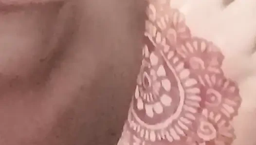 Подруга и бойфренд наслаждаются днем с курением в отеле