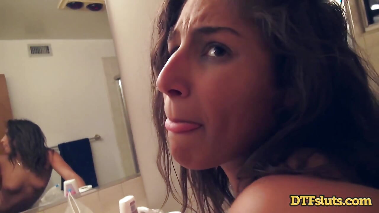 Dtfsluts - Abella Danger a James Deen se vplížili do zapařené rychlovce v koupelně