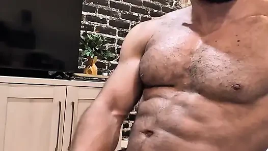 Vücut geliştirmeci Benji Bastian kalın yarağı okşuyor