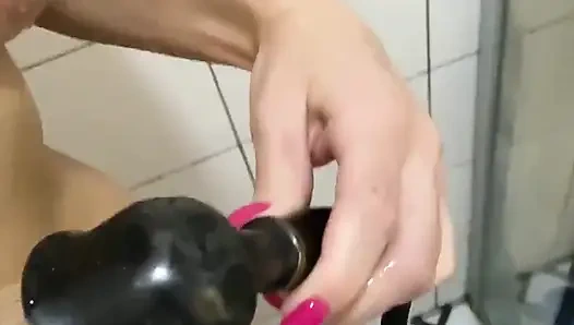 Geh in die dusche, um spaß zu haben. Mehr füße für dich