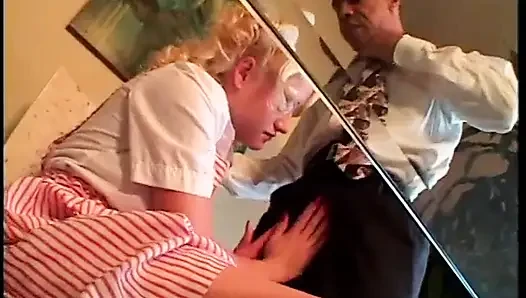 Blondes teen candy bekommt ihre frische fotze kauen und dann von erregtem sugar pop gefickt