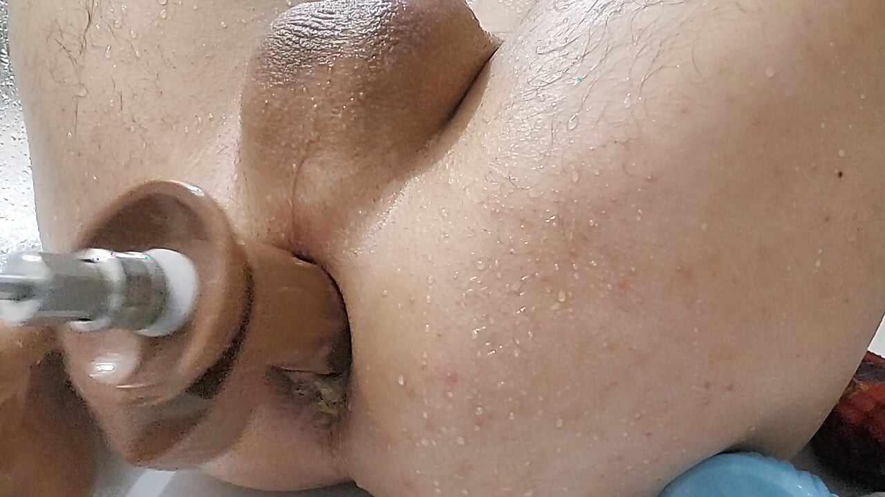 Play solo sous la douche anal gay fuckmachin