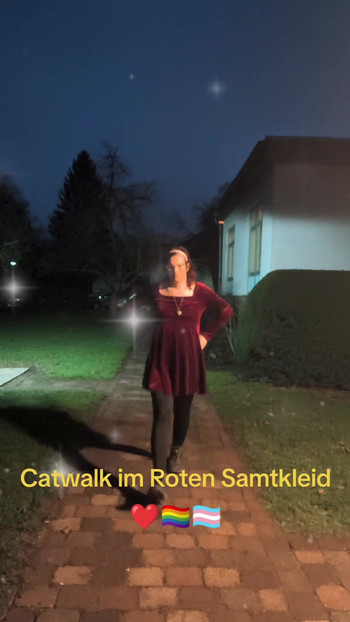 Подіум в червоній оксамитовій сукні.