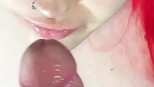 Она обожает, когда ее кормить вкусной спермой