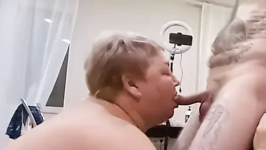 Schlampe verlor sich bei karten und gibt mir einen blowjob