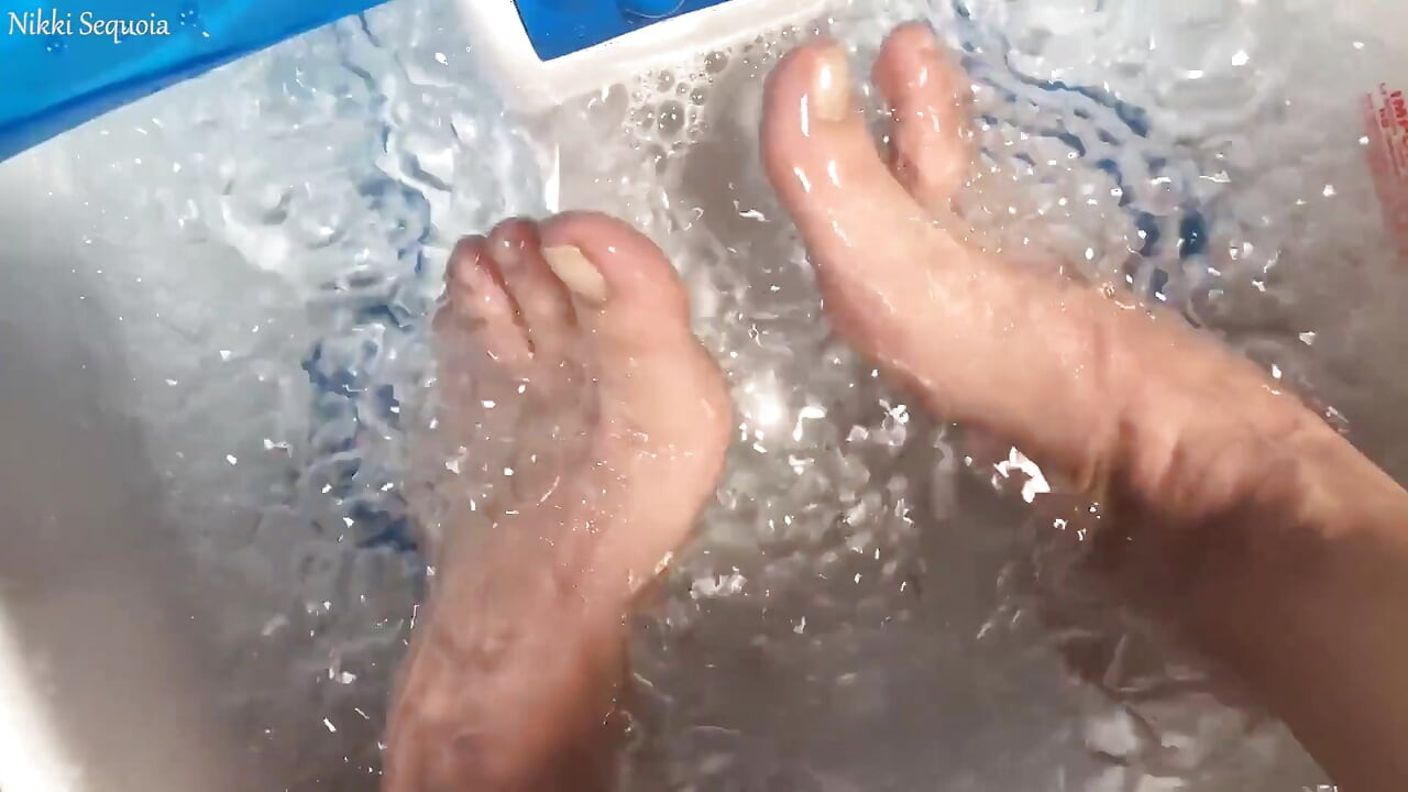 Промокшими ступнями, извивая, ноги