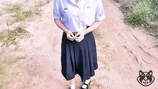 Melon Ice - estudante tailandesa ao ar livre na floresta