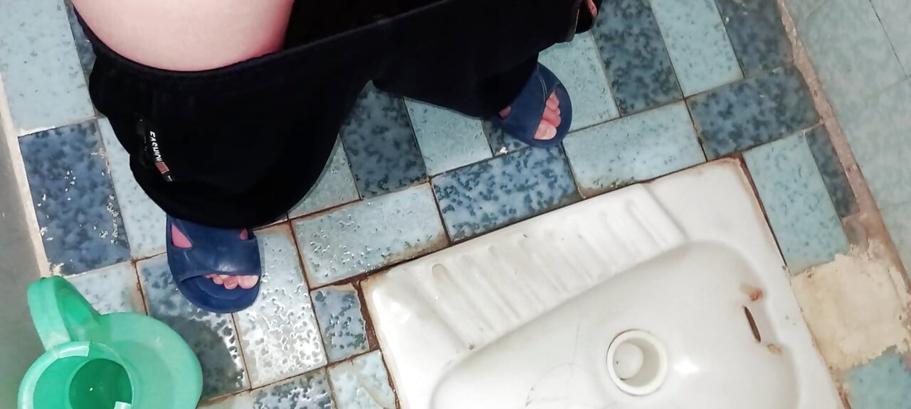 Horny solo jerk off in the toilet - ending with a hot cumshot💦