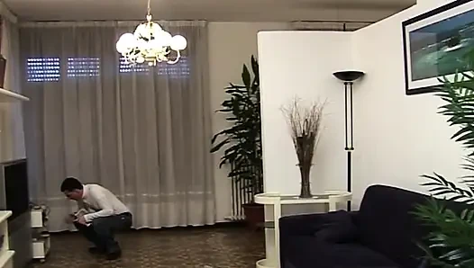 Geiles schätzchen mit MILF-brille lutscht und reitet dicken schwanz wild