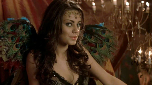 Mila kunis mostra decote