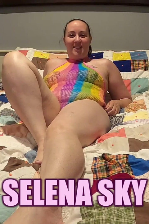 Horny housewife Selena Sky fucks her twat with a dong