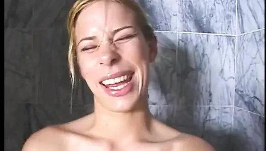 Çarpıcı büyük memeli doğal sarışın yarağa biniyor ve bakış açısıyla döl yutuyor