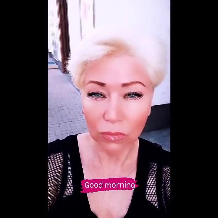 Ruský spisovatel Peter Stone vesele šuká svou zákonnou manželku, slavnou webovou děvku Aimee, před celým světem