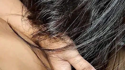 Bir arkadaşının karısıyla aldatıyor