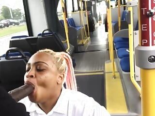 Ssanie penisa publicznego autobusu
