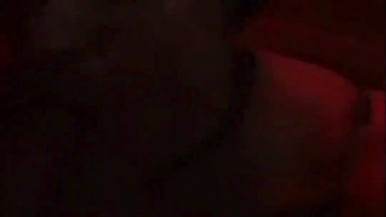 "Ateşli kadın kılıklı Molly Jade parlak altın elbiseyle poz verdi - kadın kılıklı kadın kılıklı"