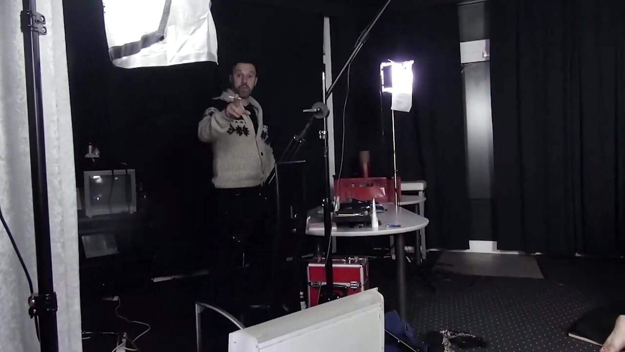 Orang aneh Jerman di sofa casting