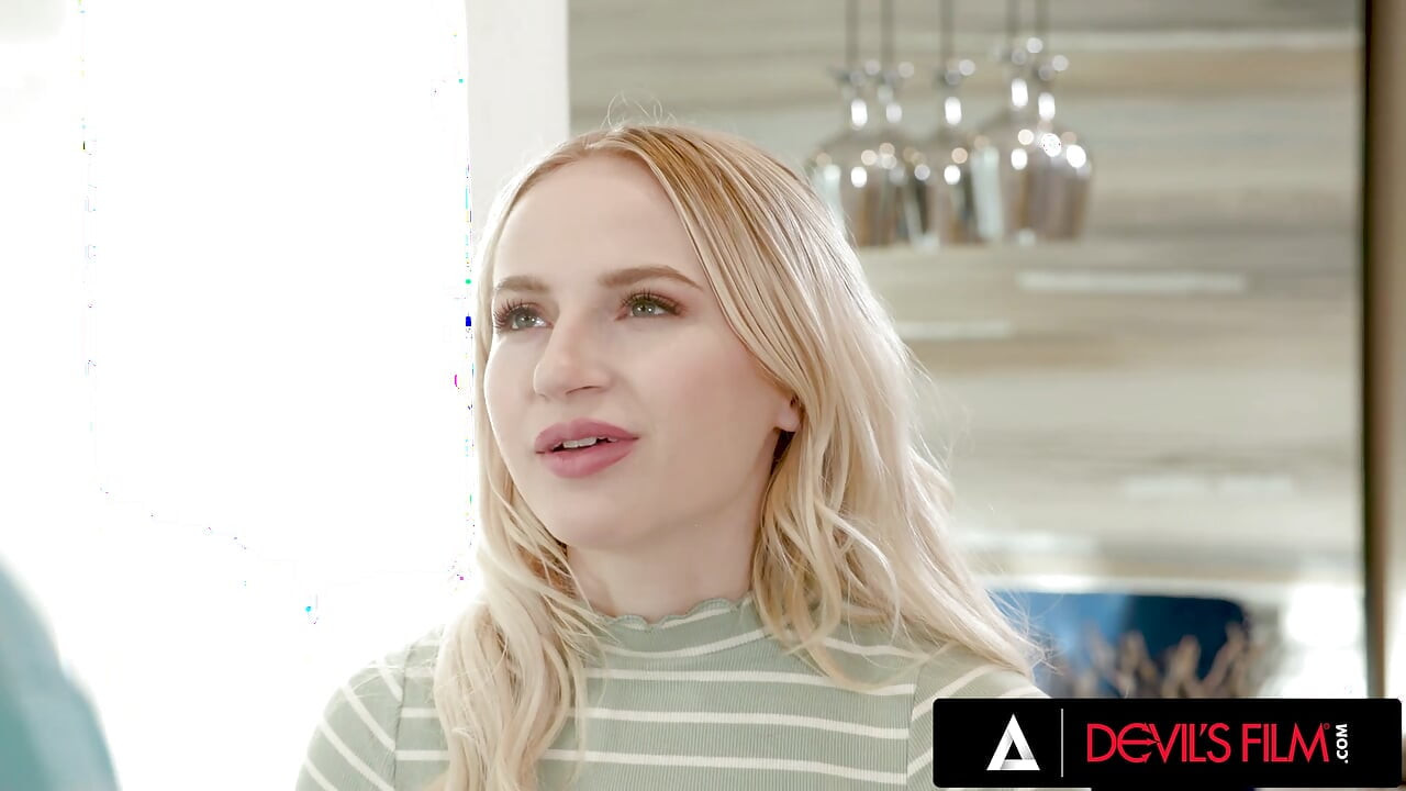 FILM CU DIAVOLI - bonă blondă drăguță este de șeful ei