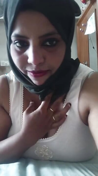 Couppilsmallu enjoing in bed room