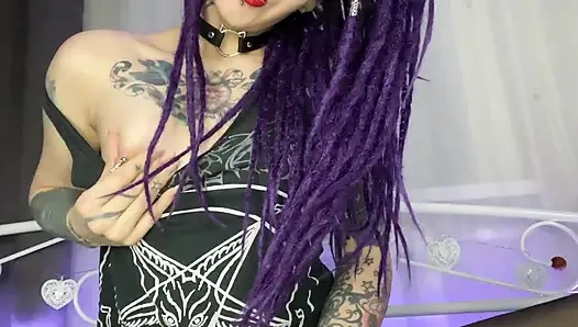 Bermain dengan memekku yang basah di dari kamera