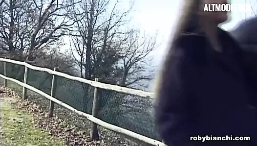 Winziges blondes teen mit nasser muschi beschließt, einen reifen mann zu ficken und ins arschloch abspritzen zu bekommen