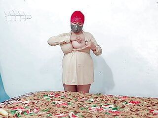 Сексуальная толстушка с большими сиськами в оргазме в любительском видео с большим дилдо в любительском видео