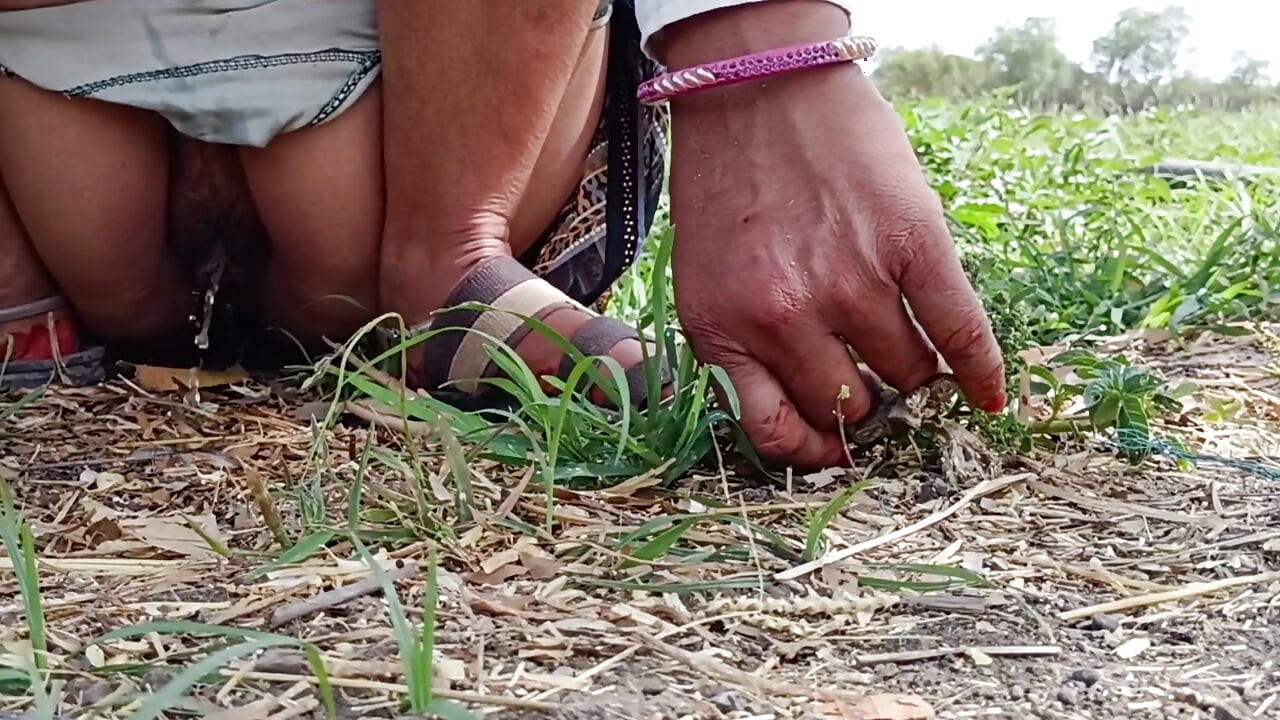 Cutting fodder on the outdoor field, sister-in-law urinating, brother-in-law saw it, brother-in-law made a mod and made a hut to sister-in-law, rubbed and left the kahar.