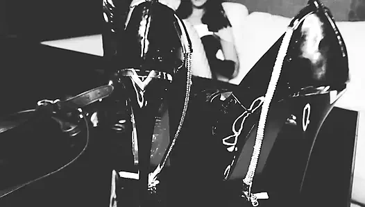 Ayak fetişi dominatrix ateşli siyah ve beyaz yüksek topuklu tanrıça esmer orta yaşlı seksi kadın egemenliği bdsm sapıklık