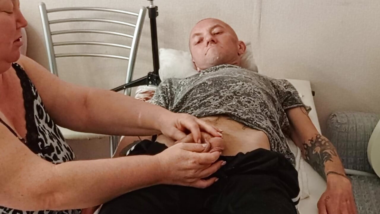 Maćeha je došla popušiti kurac da proguta dio sperme