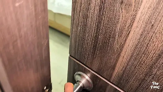 Ayah tiriku memergokiku pakai handuk dan menjelajahi tubuhku dengan ejakulasi di dalam