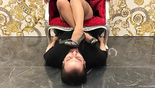 Velvet Throne Bagian 1: Menjilati sepatu hak tinggi - Patuhi kaki Valeria