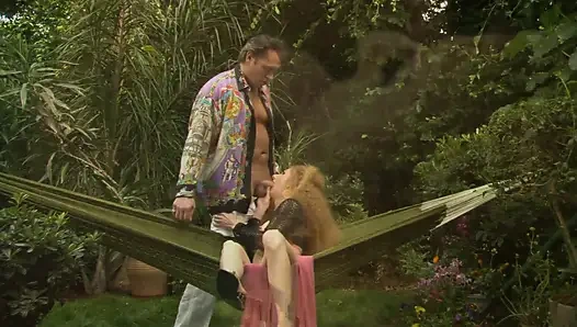 Ateşli sarışın amcığını yalatıyor ve sonra sert sikişiyor ve ağzına boşaltıyor