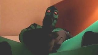 Alien zentai masturbándose