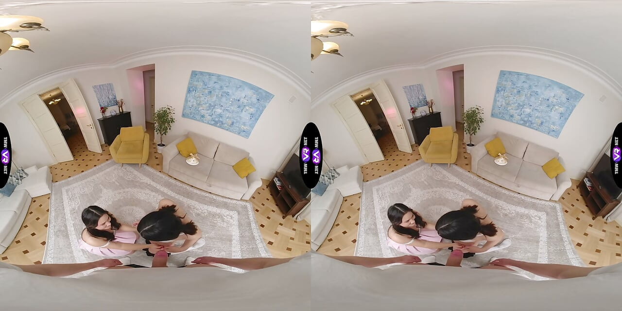 Perempuan jalang miang Roxy dan Amelia Berterima kasih kepadanya dengan blowjob berganda - TeenMegaworld