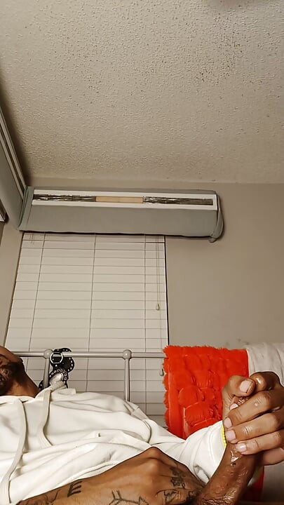 ลูบควยยาวใหญ่ของกูทั้งคืน