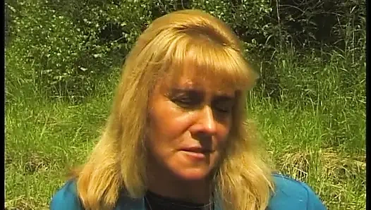 Cewek dewasa rambut pirang dengan memek berbulu bersenang-senang di luar ruangan