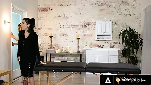 Annenin kızı - pawg gia derza üvey annesi Joanna Angel'a yağlanmış sekse dönüşen şehvetli masaj yapıyor
