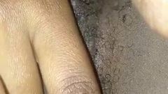 Domnișoara pizdă își freacă pizda și se atinge cu degetul până când are un orgasm