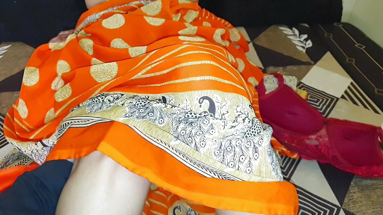 Desi Indische meid houdt ervan haar meester te behagen nadat ze klaar is met huishoudelijk werk.