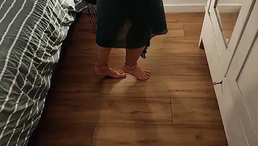 Sarışın Olgun Eş Yatakta Seksin Tadını Çıkarıyor