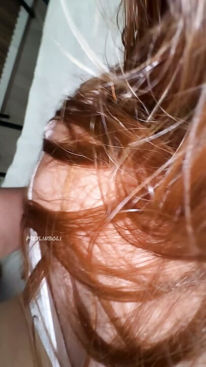 Soția celui mai bun prieten al meu stă singură acasă, iar eu merg să o vizitez, mă primește cu un sex oral și un sex.