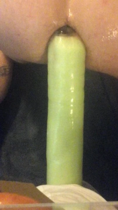 Dildo besar memusnahkan pantat saya
