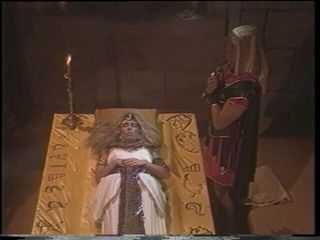 Una splendida bionda vestita come una regina egiziana scopa
