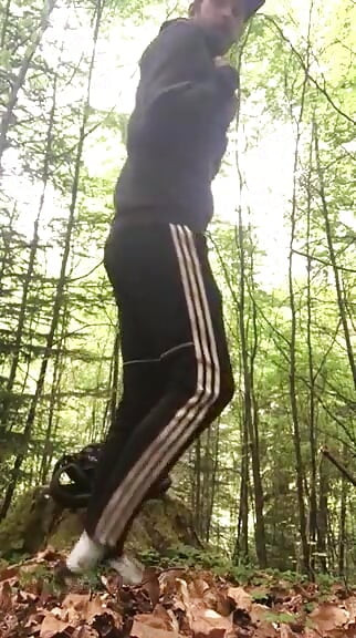 Gej Twink u šumi, drkanje i svršavanje