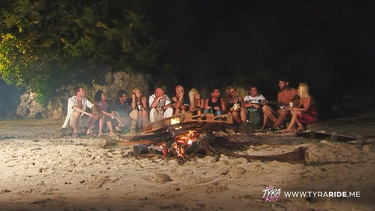 Sarışın orta yaşlı seksi kadın açık havada kel kaslı adamla yakınlaşıyor